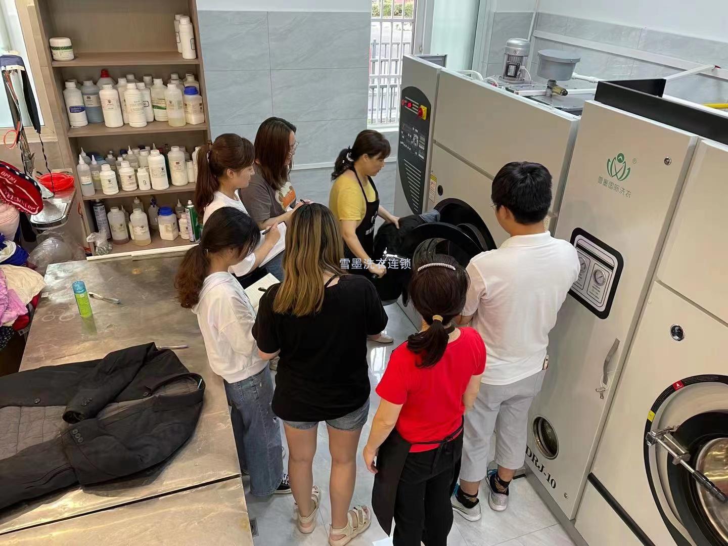 學(xué)員們在與老師交流學(xué)習(xí)