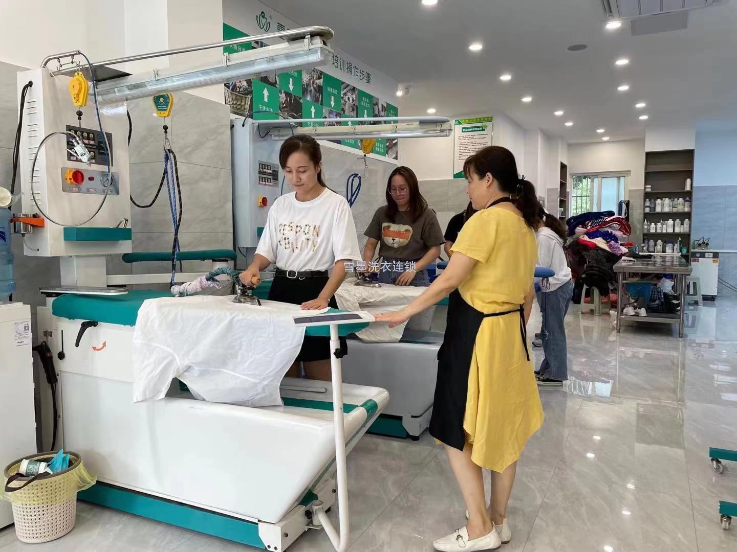 學(xué)員在學(xué)習(xí)熨燙技術(shù)