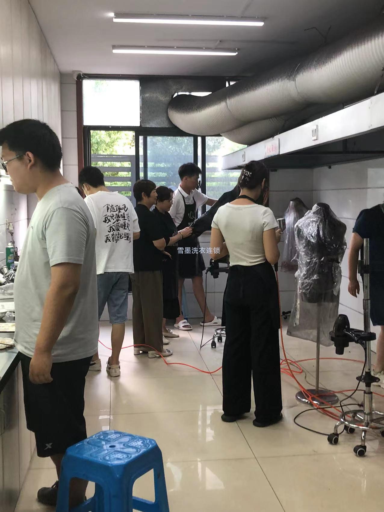 學(xué)員在學(xué)習(xí)皮具技術(shù)